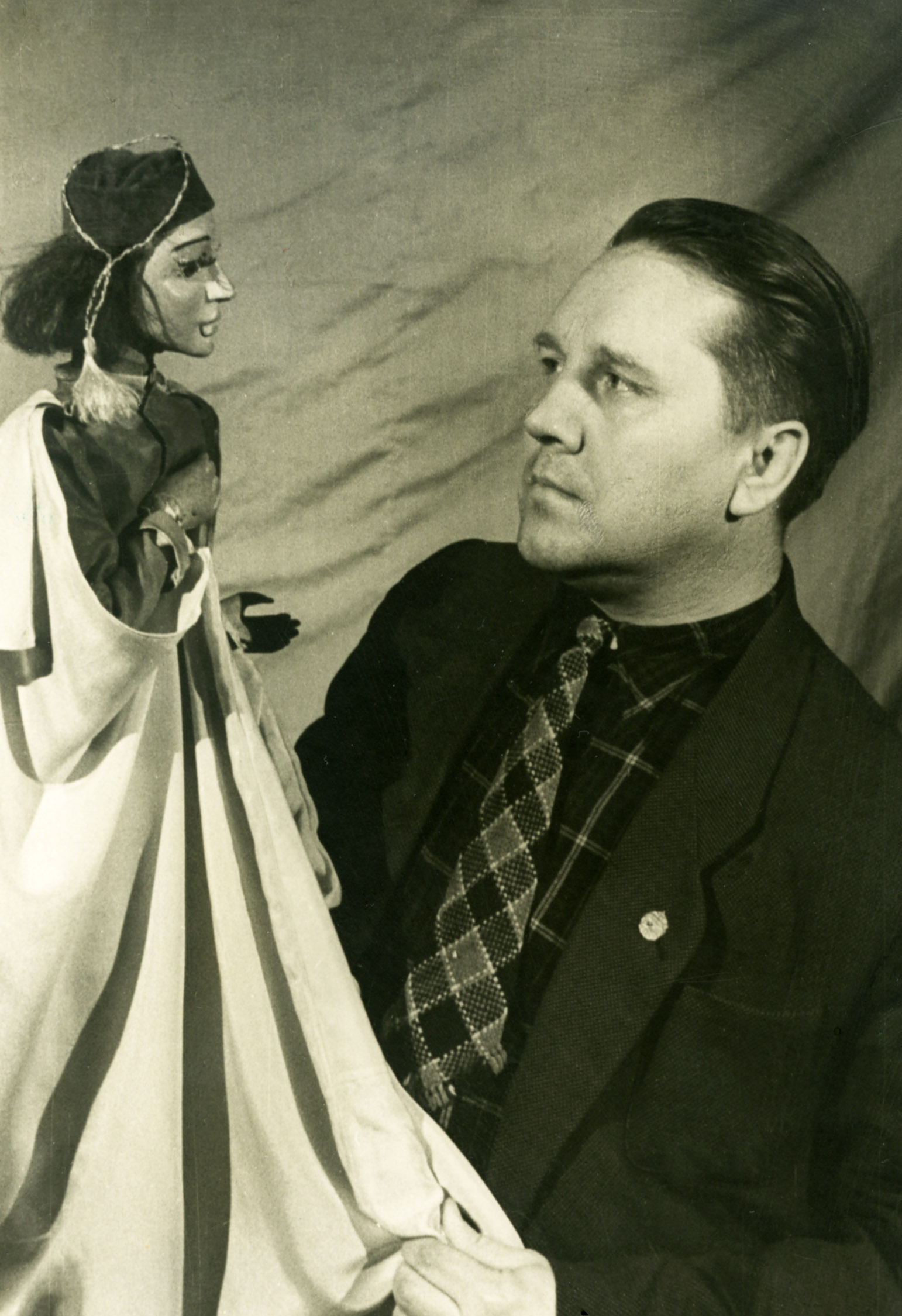 Віктор Афанасьєв з лялькою Леандро у виставі «Король-олень» К. Ґоцці